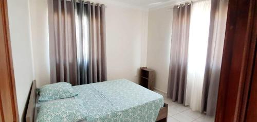 una camera ospedaliera con un letto e una finestra di Perfect Place a Tarrafal