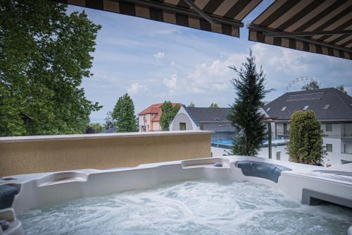 bañera de hidromasaje en el balcón de una casa en ATANA Luxury Apartments, en Siófok