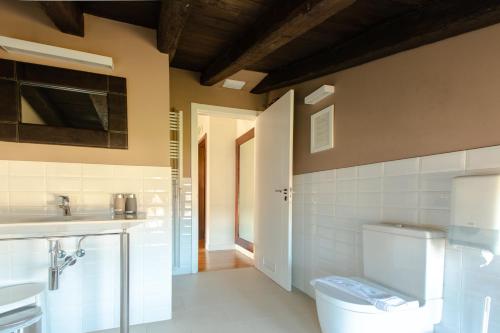 a bathroom with a toilet and a sink at Hotel Torre Zumeltzegi in Oñate