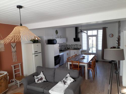 un salon avec un canapé et une table dans l'établissement Mon petit paradis, à Longeville-sur-Mer