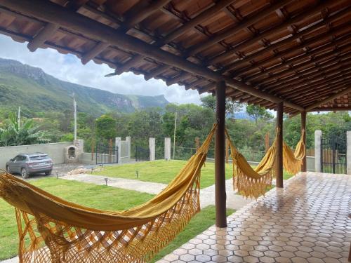 een paar hangmatten op een patio met uitzicht bij Casa Passarinho in Vale do Capao
