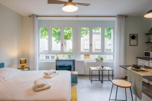1 dormitorio con 1 cama con 2 toallas en Cardabelle - Joli appt pour 2 avec parking privé, en Millau