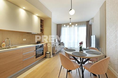 a kitchen and dining room with a table and chairs at PREMIUM WERDE 2 in Belgrade