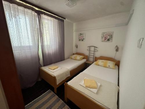 Postel nebo postele na pokoji v ubytování Apartmani Tina