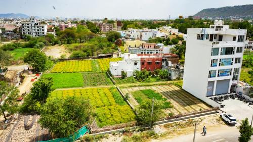 una vista aérea de un edificio y un jardín en Hotel Veer Palace near Udaipole Udaipur en Udaipur