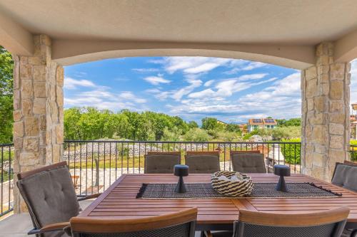 a patio with a table and chairs on a balcony at Apartman Sandra in Malinska