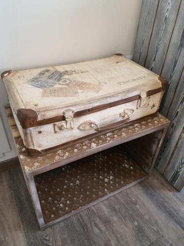an old trunk sitting on top of a table at Hotel Villa Esedra in Bellaria-Igea Marina