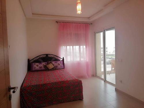 1 dormitorio con cama y ventana grande en Olablanca Sidi rahal, en Casablanca