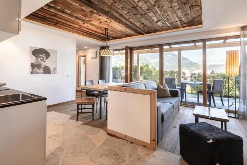 una cucina e un soggiorno con divano e tavolo di Apartments Chalet Anna a Ortisei