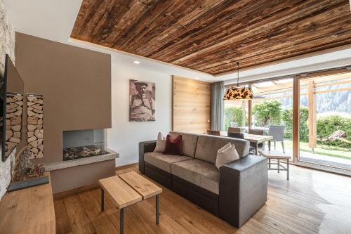 a living room with a couch and a fireplace at Apartments Chalet Anna in Ortisei