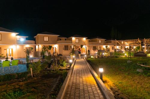 een rij huizen 's nachts met lichten bij Dynasty Hotel Skardu in Skardu