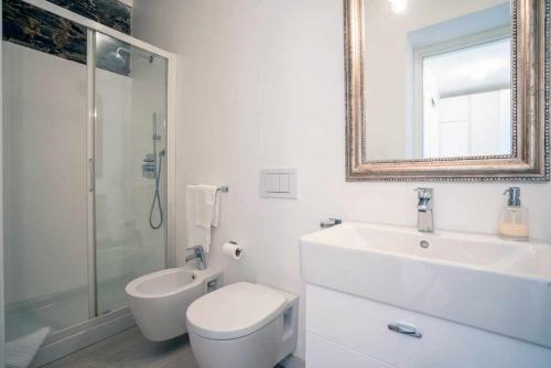 a bathroom with a toilet and a sink and a shower at Villa Vescovo Appartamento con accesso al lago in Orta San Giulio