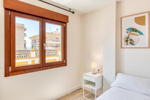 ein Schlafzimmer mit einem Fenster und einem Bett in der Unterkunft Hanami Estepona Centro 3A in Estepona