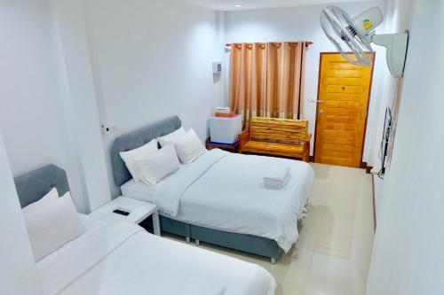 Tempat tidur dalam kamar di โรงแรมบ้านครูตุ้ม เชียงคาน เลย Baankrutoom Hotel Chiangkhan Loei
