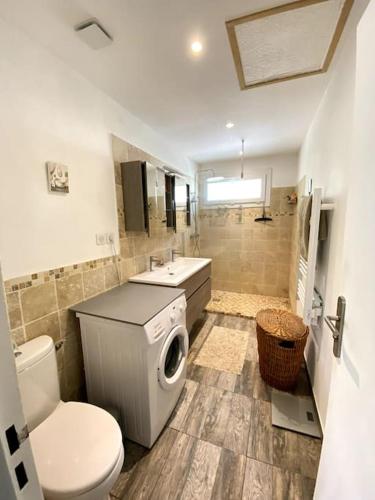 La salle de bains est pourvue de toilettes et d'un lave-linge. dans l'établissement Villa Reyntjes, à Lorgues