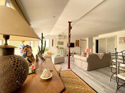 un salon avec un canapé et une table dans l'établissement Villa Reyntjes, à Lorgues