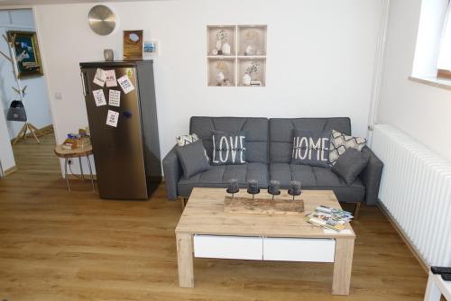 a living room with a couch and a coffee table at Ruhige, modern eingerichtete 2 Zimmer Wohnung im Untergeschoss eines Zweifamilienhauses in Hildrizhausen