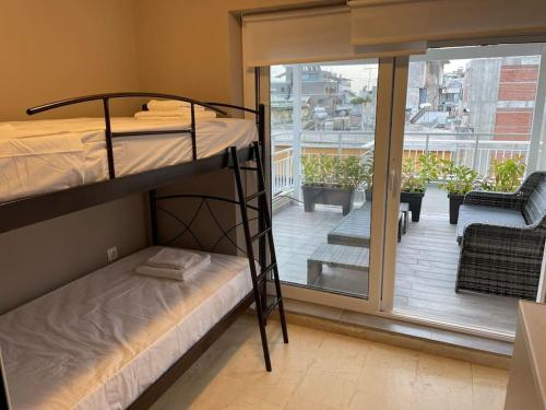 Etagenbett in einem Zimmer mit Balkon in der Unterkunft Tiny rooftop apartment in Athen
