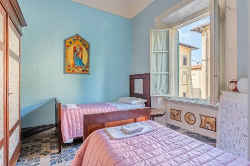 a room with two beds and a window at La casa di Ida in Pescia