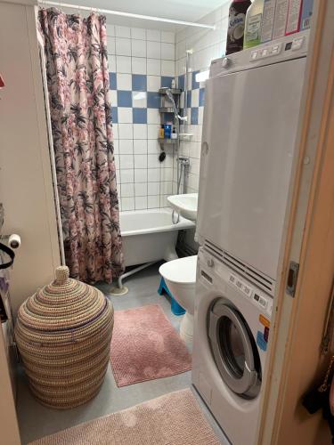 y un baño pequeño con lavadora y secadora. en Central Gothenburg en Gotemburgo