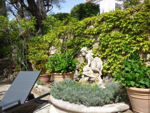 Κήπος έξω από το Apartment Fragonard with heated pool and large private terrace