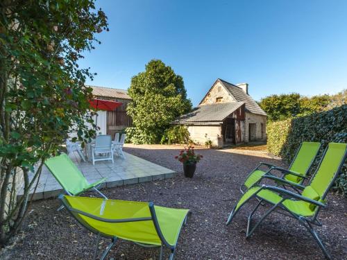 een groep stoelen in een tuin bij Holiday Home Les Chardonnets - BNV400 by Interhome in Biniville