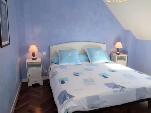 - une chambre bleue avec un lit aux murs bleus dans l'établissement Holiday Home Ty Coat Pin by Interhome, à Trégunc
