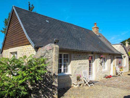 Cottage aus Stein mit schwarzem Dach in der Unterkunft Holiday Home Les Lutins - COM400 by Interhome in Commes