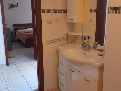 スポトルノにあるCasa Giardinoのバスルーム(洗面台、鏡付)