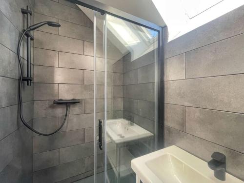 a bathroom with a shower and a sink at La longère du Ruet in Saint-Hilaire-Saint-Mesmin