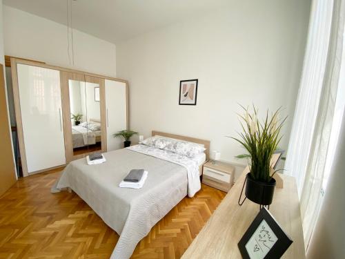 1 dormitorio con cama y espejo grande en Apartments Centurio Pula, en Pula