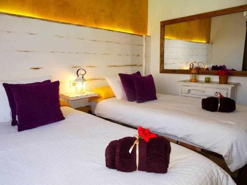 une chambre d'hôtel avec 2 lits avec un bow dans l'établissement Apartamento deluxe Betancort, à La Asomada