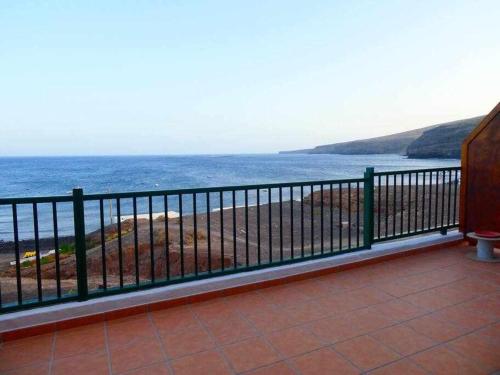 a balcony with a view of the ocean at Apartamento Vacacional Barquito en Playa Quemada in Playa Quemada