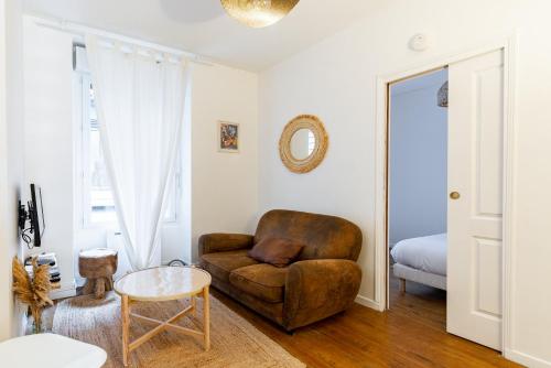 - un salon avec un fauteuil en cuir et une table dans l'établissement Les Ducs de Bourgogne, à Dijon