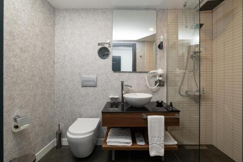 y baño con lavabo, aseo y ducha. en Askadar May Otel en Estambul