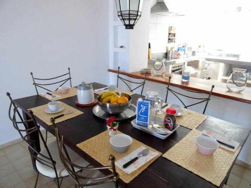 a table with a bowl of fruit on it in a kitchen at Casa Descanso con Jacuzzi en Playa Quemada in Playa Quemada