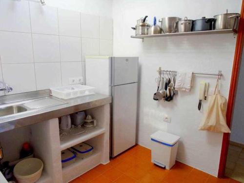 een kleine keuken met een koelkast en een wastafel bij Casa Descanso con Jacuzzi en Playa Quemada in Playa Quemada