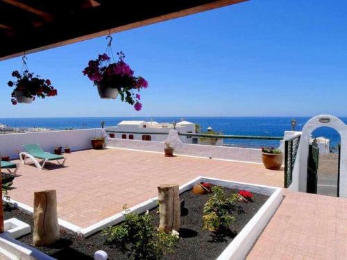 a patio with a view of the ocean at Casa Descanso con Jacuzzi en Playa Quemada in Playa Quemada