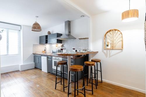 une cuisine avec un comptoir et des tabourets dans l'établissement Les Ducs de Bourgogne, à Dijon