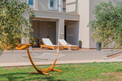 Κήπος έξω από το Melena Premium Suites