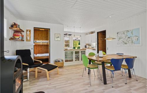 eine Küche und ein Esszimmer mit einem Tisch und Stühlen in der Unterkunft Stunning Home In Prst With Kitchen in Præstø