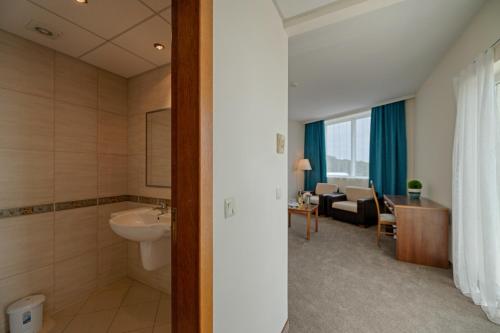 A bathroom at Berlin Golden Beach Hotel - All Inclusive & Beach