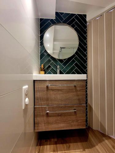 une salle de bain avec un lavabo et un miroir dans l'établissement Studio entièrement rénové vieille ville, à Ajaccio