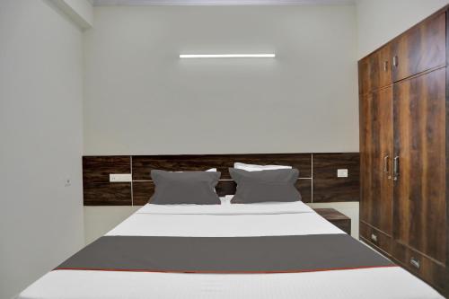 Postel nebo postele na pokoji v ubytování Collection O Raksha Inn Near PVR Ansal Plaza Greater Noida