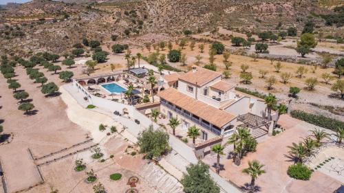 una vista aérea de una casa con piscina en Casa Algezar, en Hondón de las Nieves