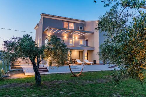 Κήπος έξω από το Melena Premium Suites