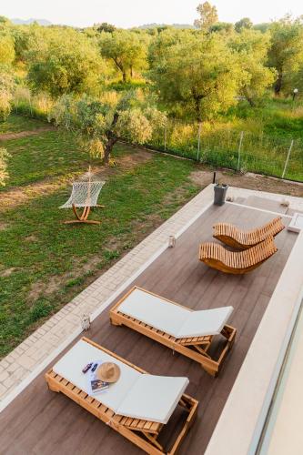 Κήπος έξω από το Melena Premium Suites