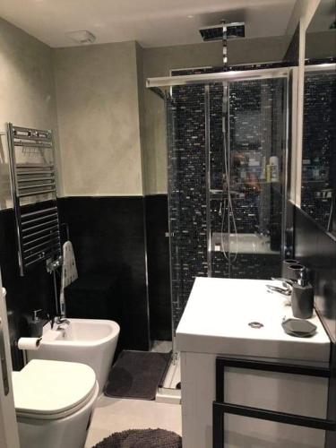 une salle de bain avec toilettes, lavabo et douche dans l'établissement Studio Residence de la Plage, au bord de la mer, à Menton
