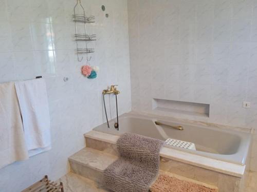 uma casa de banho com uma banheira e um lavatório em Bill's Sea View em Aghia Marina