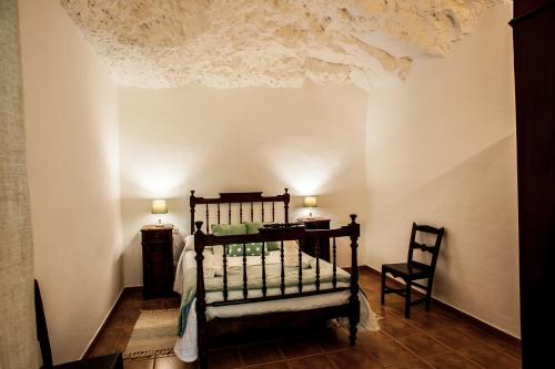 1 dormitorio con 1 cama, 1 mesa y 1 silla en Casa Cueva El Molino, en Artenara